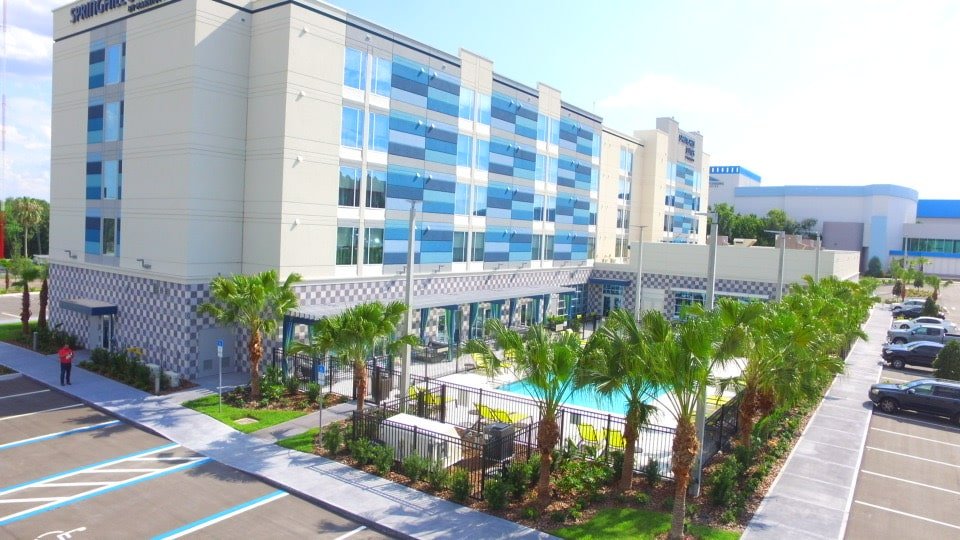 Exterior of Spring Hill Suites Lakeland, a five-story hotel